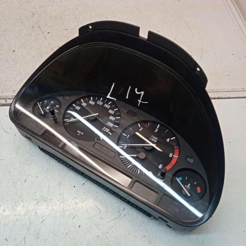 Часы панели приборов