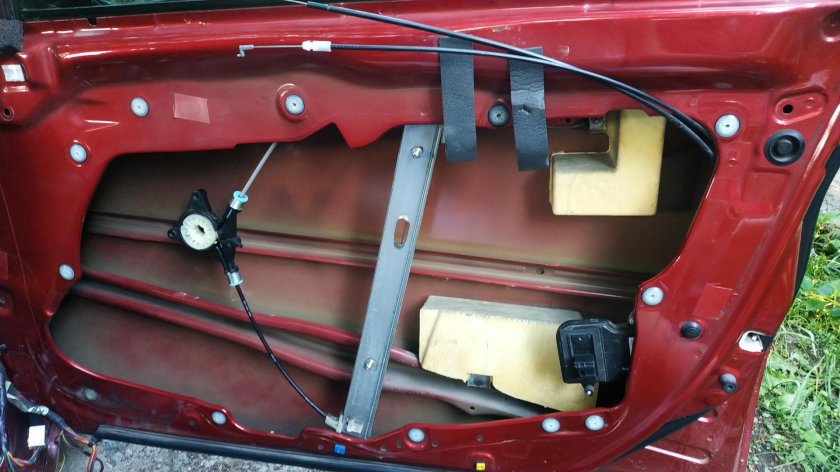 Мазда 3 БК шумка дверей