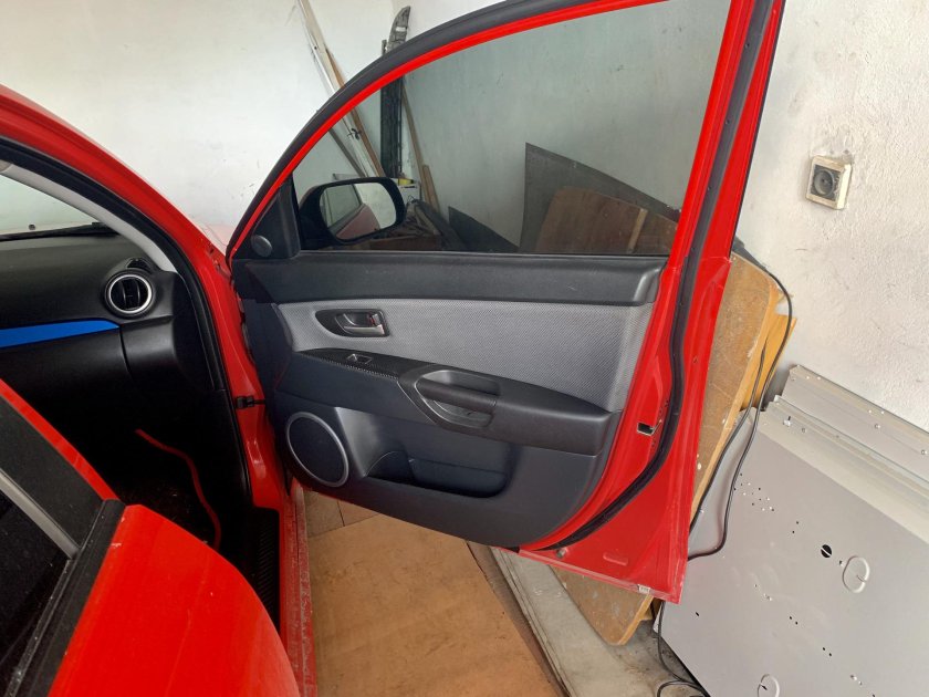 Дверь Мазда 3 рыжики