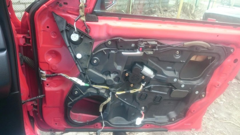 Мазда 3 фиксатор двери