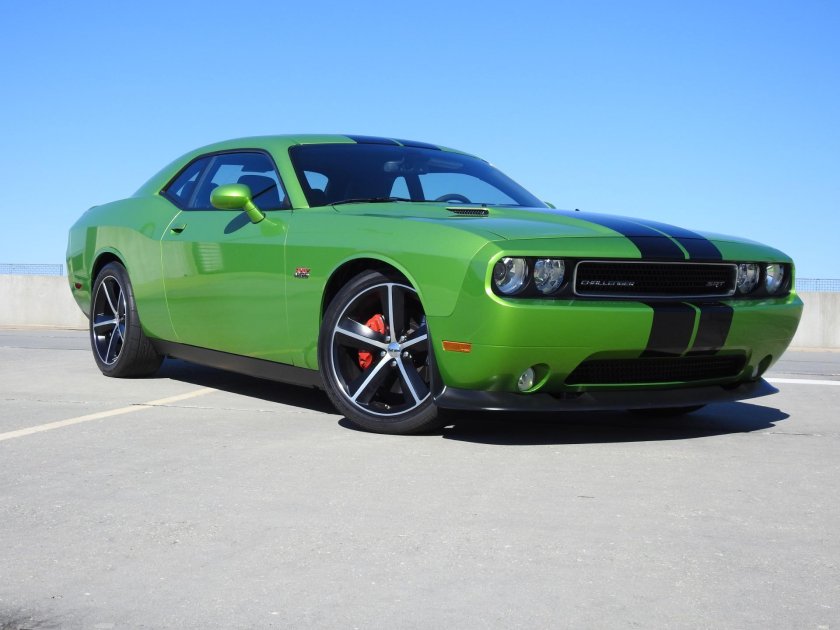 Dodge Challenger srt 2011