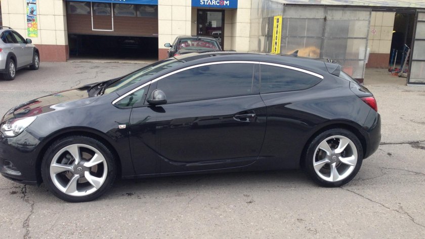 Opel Astra GTC 2012 черная