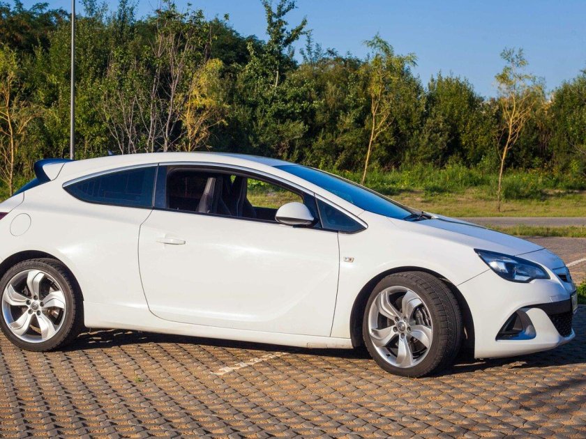 Opel Astra белая