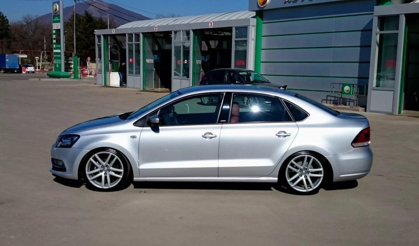 Volkswagen Polo лифтбек r17