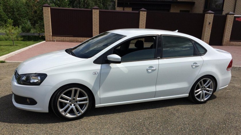 Белый Фольксваген поло на дисках r16