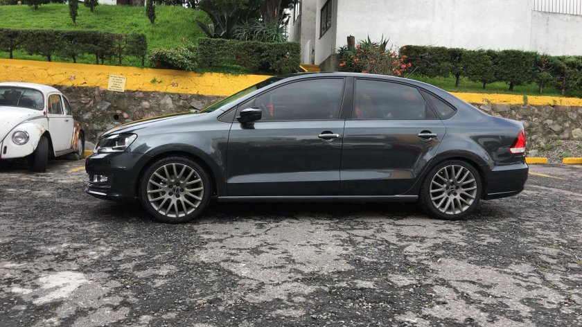 Черный VW Polo sedan r17