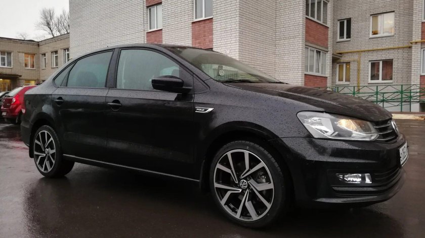 Черный VW Polo sedan r17