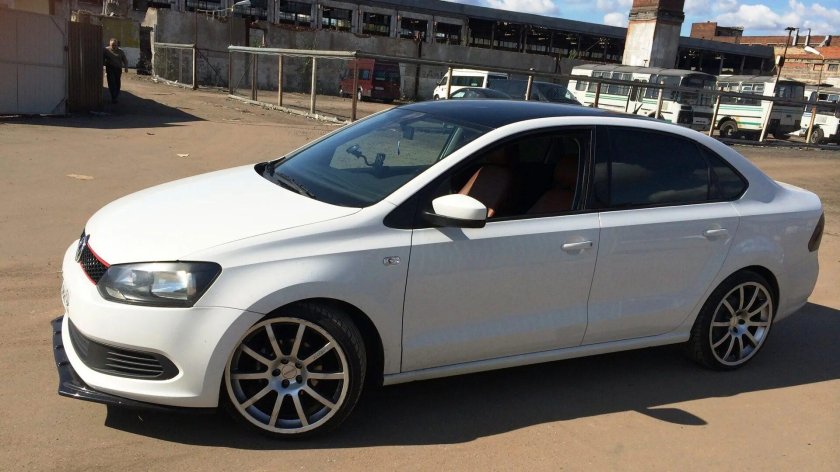 Черный VW Polo sedan r17