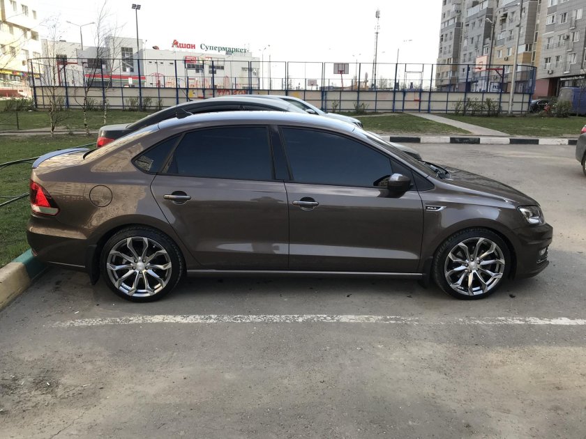 Volkswagen Polo лифтбек r17
