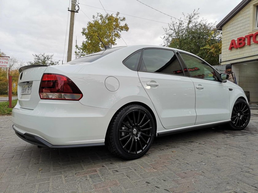 R17 Polo седан