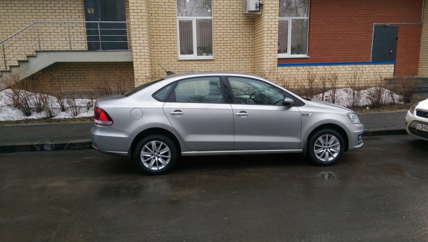 Фольксваген поло седан серый на литье