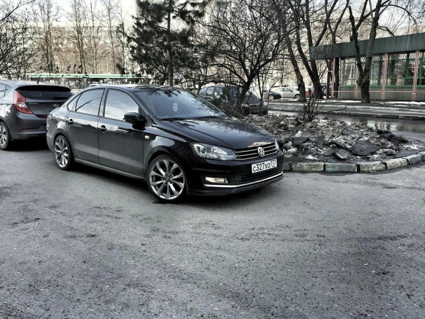 Поло Фольксваген седан на r17 чёрный