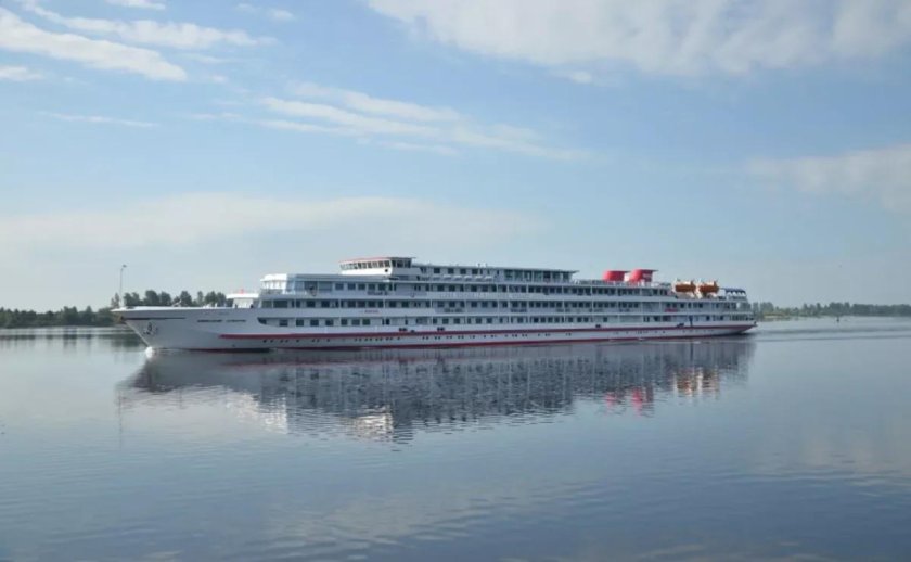 Теплоход четырехпалубный Александр Суворов