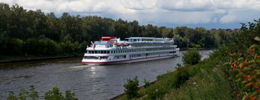 Теплоход Константин Симонов водоход