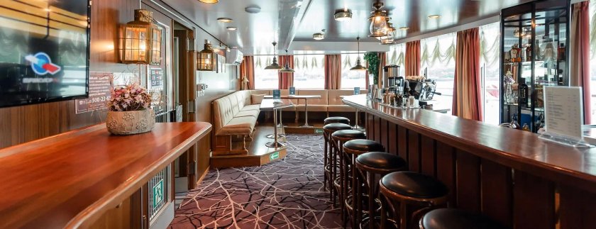 Теплоход Константин Симонов водоход