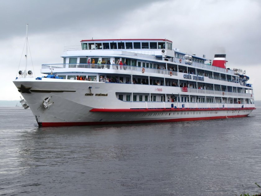 Теплоход Семен Буденный