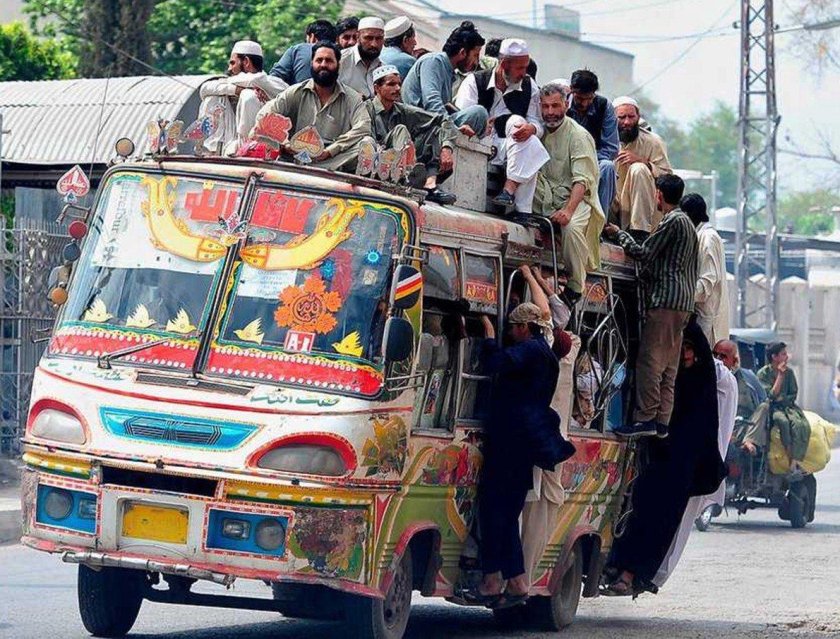 Битком набитый автобус в Индии