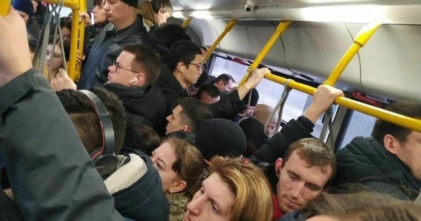 Толпа людей в автобусе