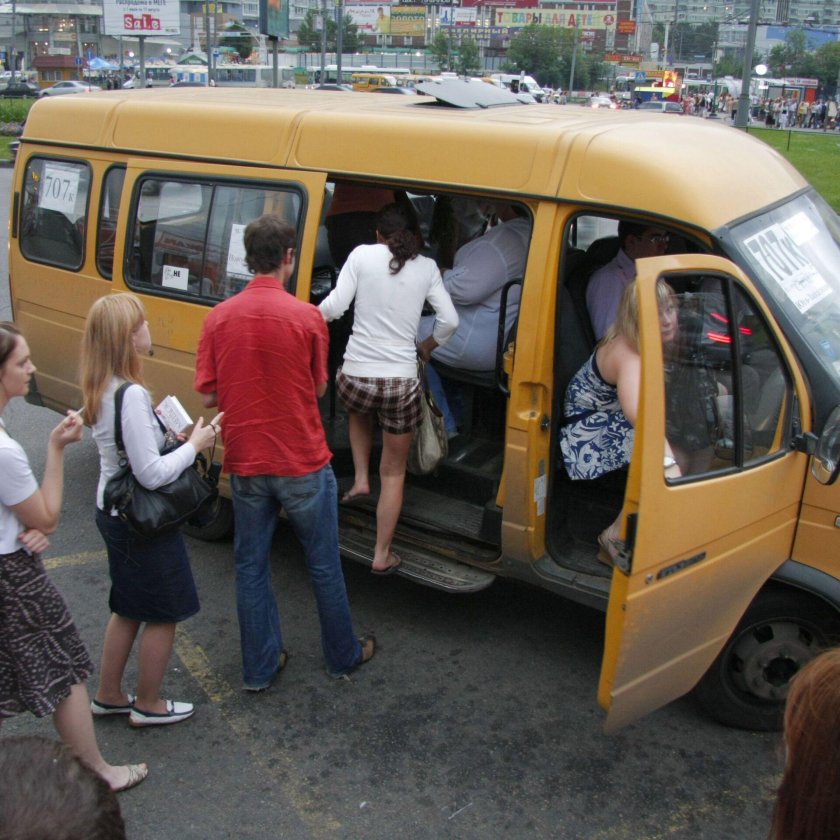 Полный автобус людей