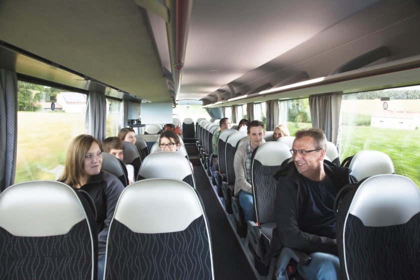 Салон автобуса с пассажирами