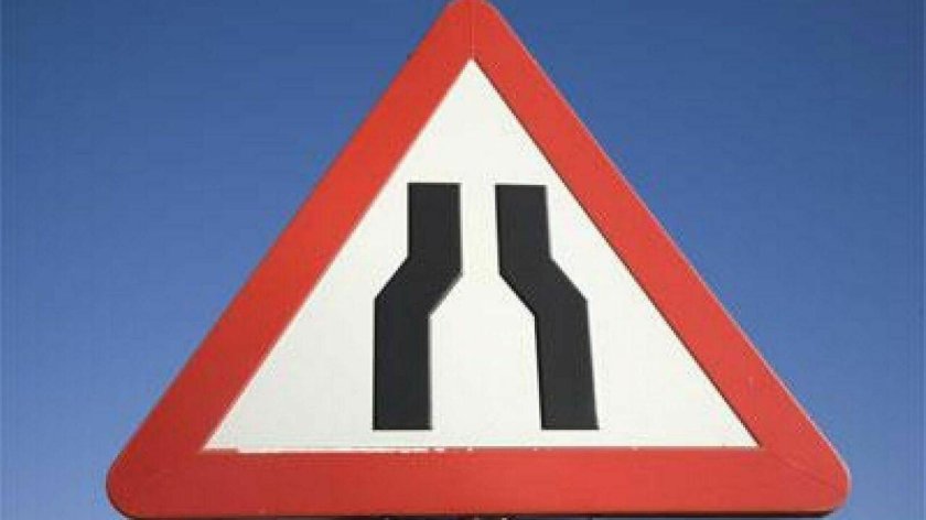 Знак сужение полосы