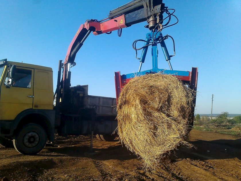 Погрузка рулонов сена