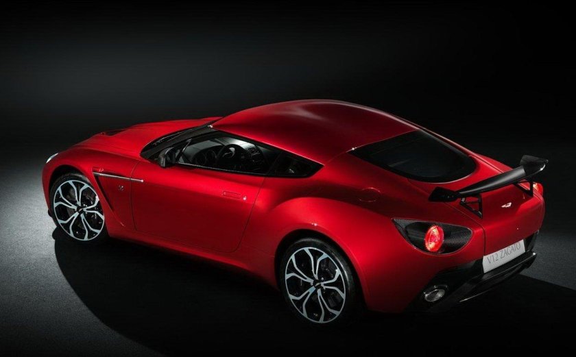 Aston Martin красный