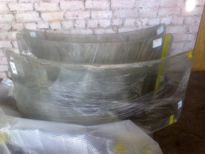 Стекло лобовое кабины крана (триплекс гнутое), (мсим 32.700.100)