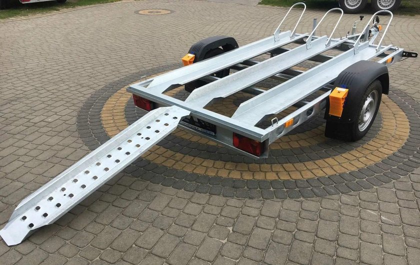 Прицеп dlya perevozki motociklov