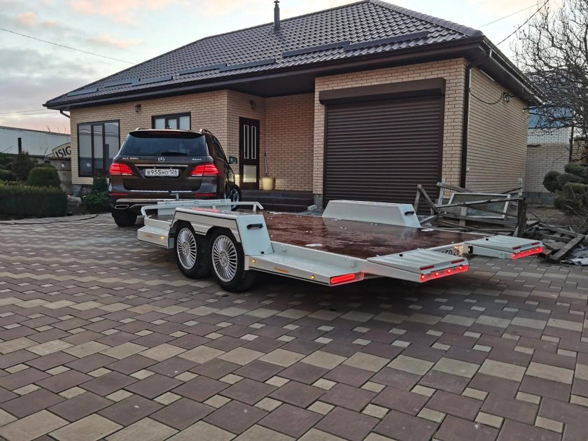 Двухосный прицеп с опускающейся платформой