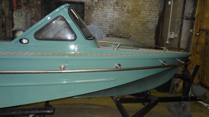 Катер Амур 2 сбоку