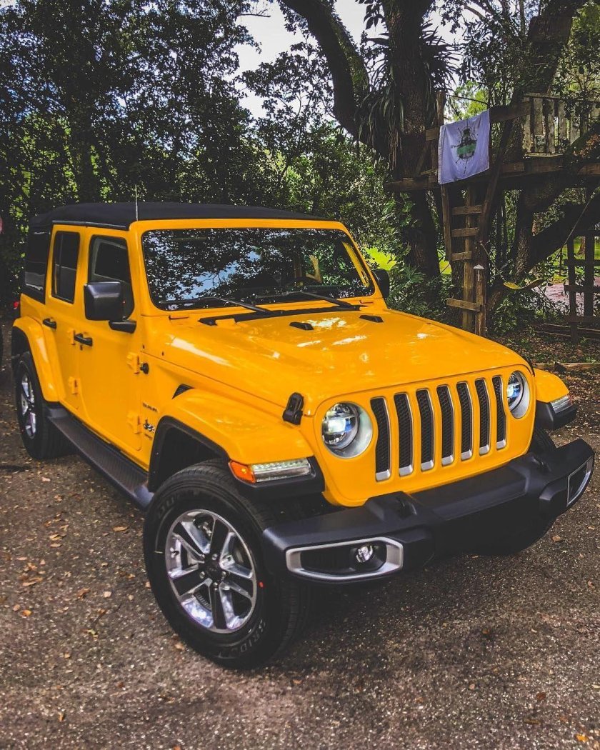 Джип Вранглер желтый