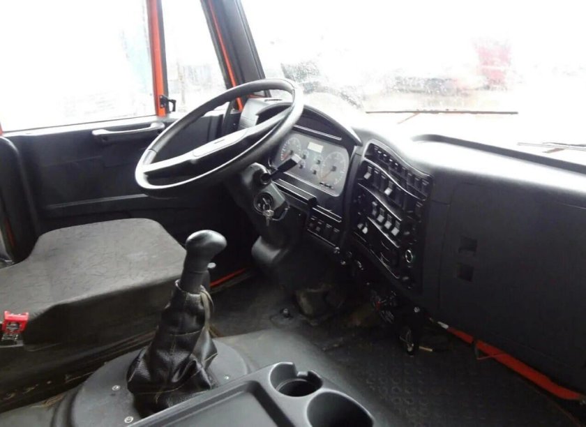 КАМАЗ 6520 кабина внутри