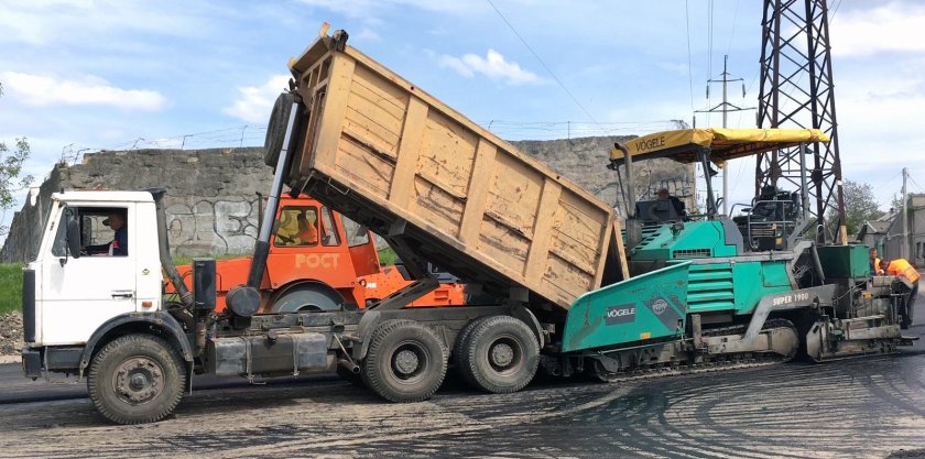 КАМАЗ 6520 И асфальтоукладчик