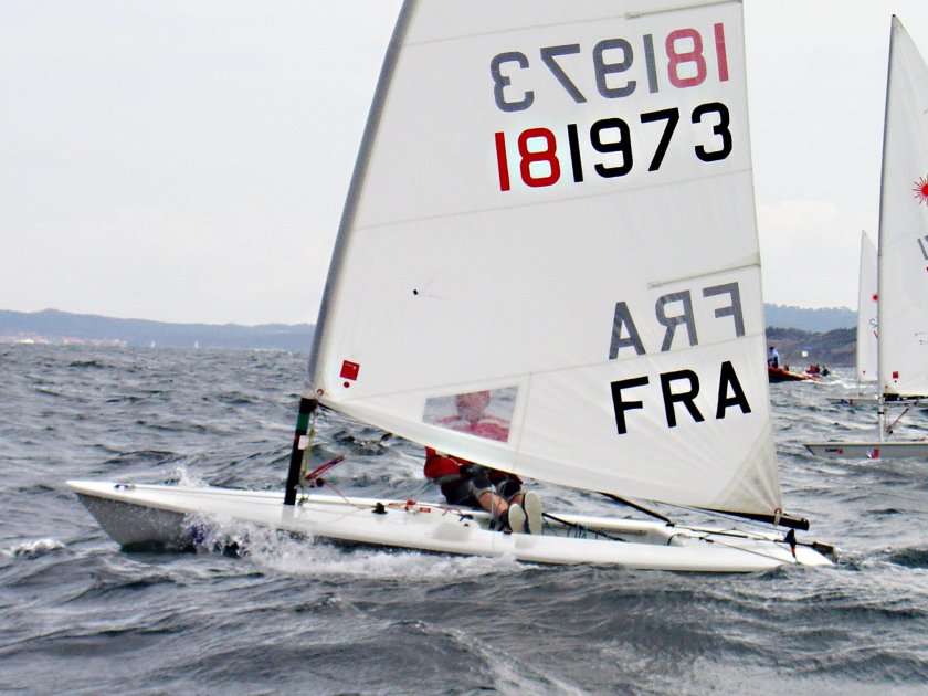 Яхта класса лазер