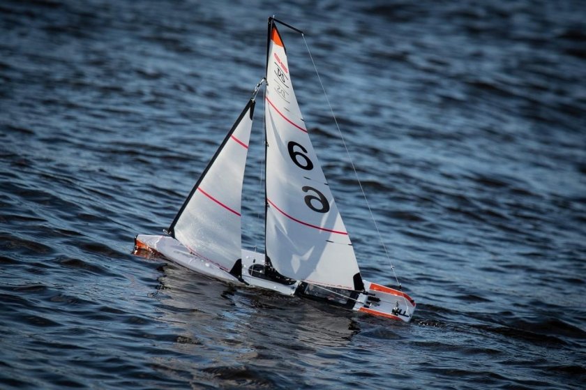 Радиоуправляемая модель яхты