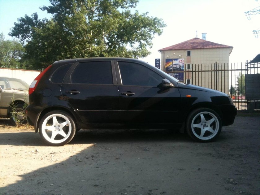 Лада Калина 1 хэтчбек черная на 16 литье