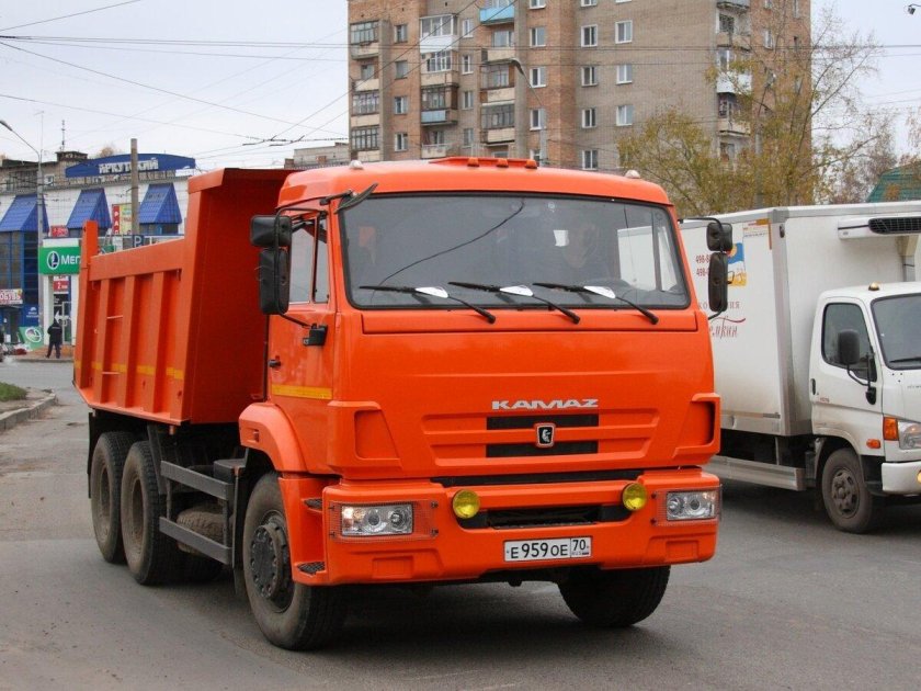 КАМАЗ оранжевый 65115 самосвал