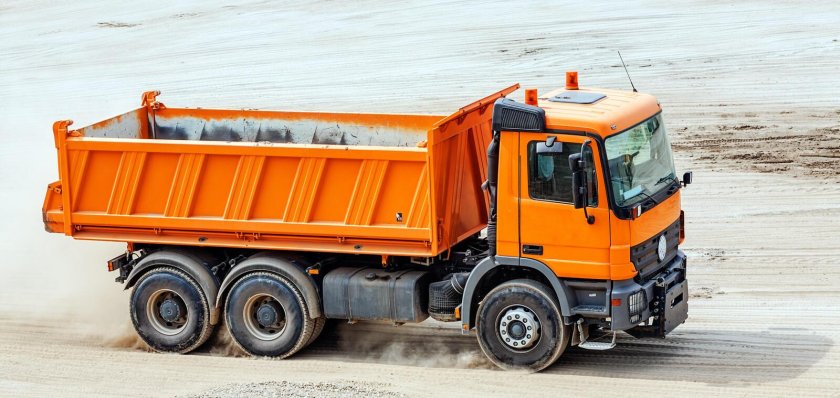 Оранжевый самосвал оранжевый грузовик