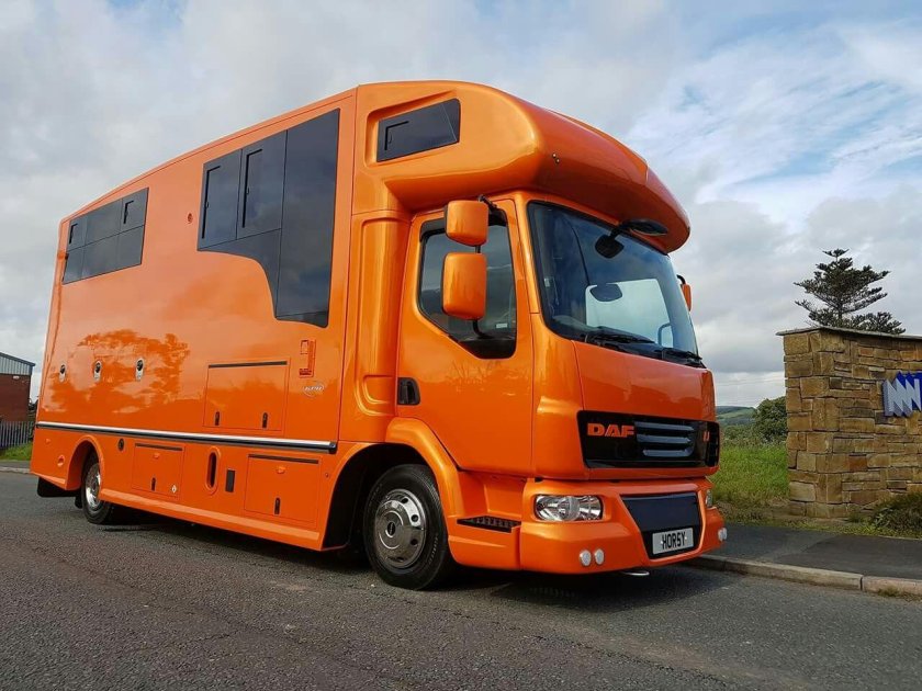 Оранжевый фургон