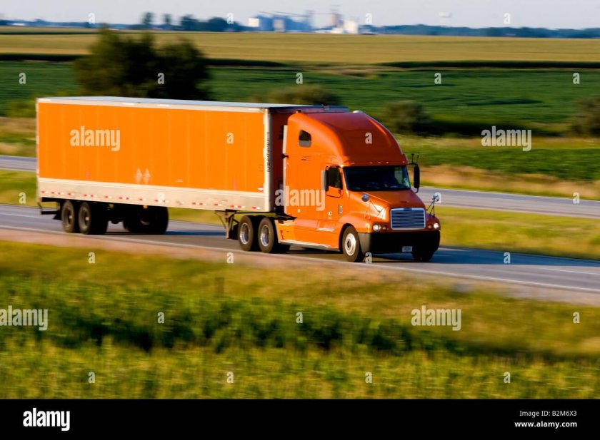 Оранжевый грузовик