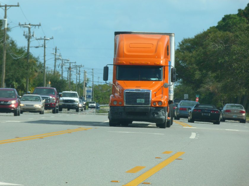 Оранжевый грузовик