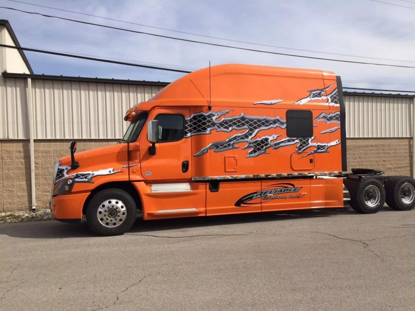 Оранжевый Фредлайнер тягач