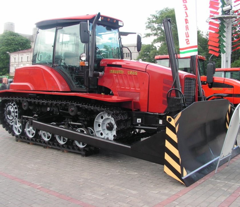 Гусеничный трактор МТЗ 2103