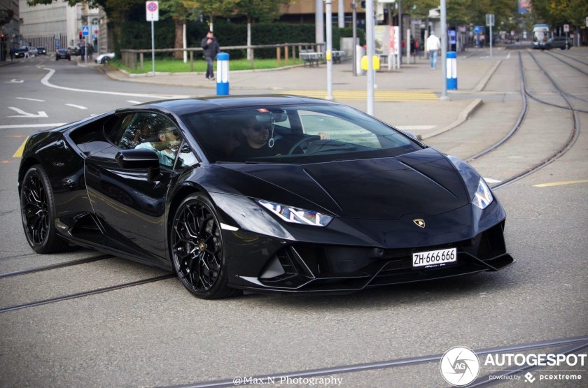 Lamborghini Huracan черный