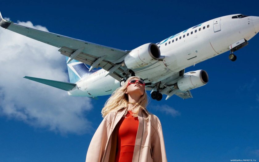 Девушка в самолете