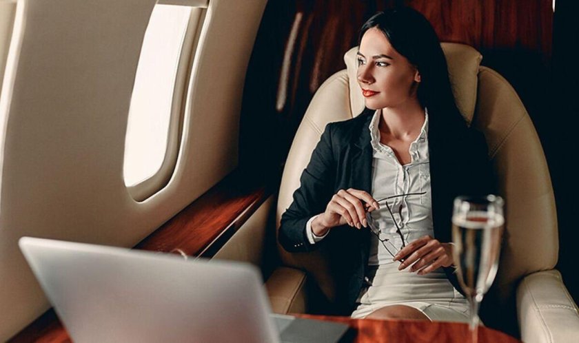 Девушка в бизнес классе