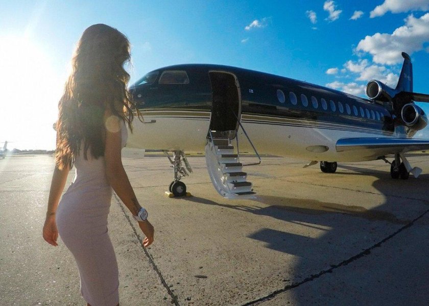 Девушка в частном самолете