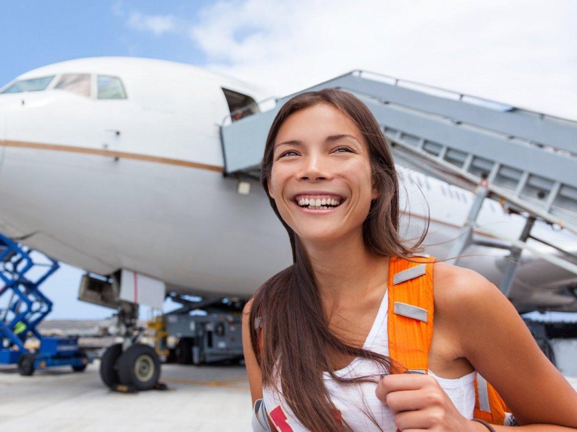 Девушка машет самолету