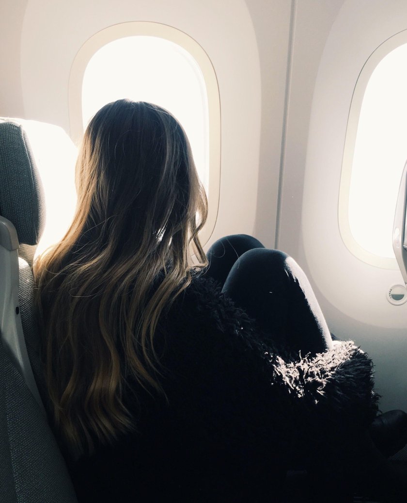 Девушка в самолете у окна